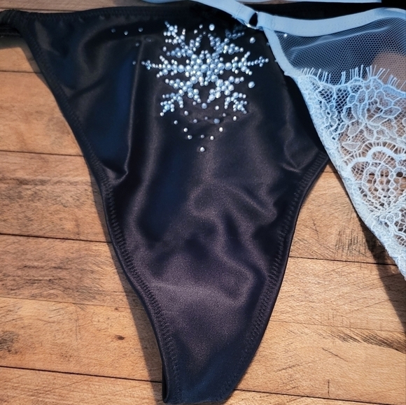 Victoria’s Secret Dream Angels 3-Pack Icy V-String Panties NIB - Picture 6 of 10